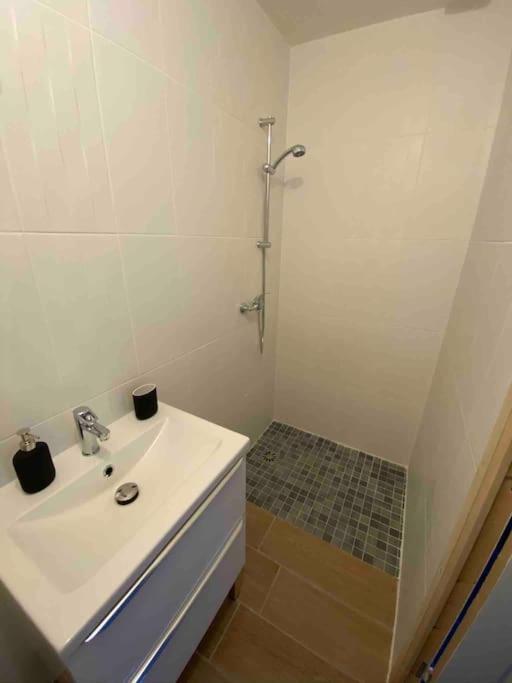 Holiday home Maison A 300m De La Avec 2 Lion-sur-Mer