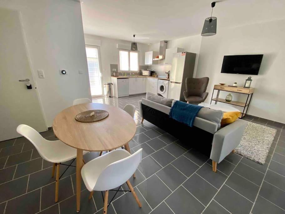 Maison A 300m De La Avec 2 Holiday home Lion-sur-Mer
